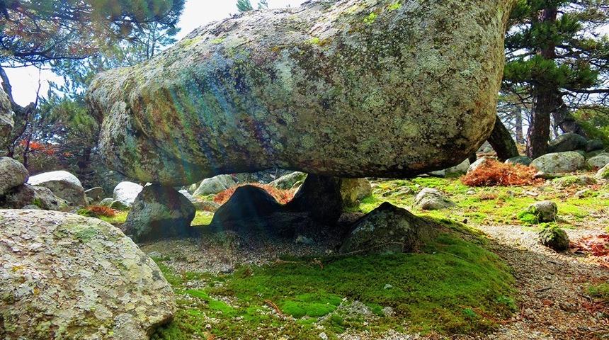 'Uçan kaya' görenleri şaşkına çeviriyor