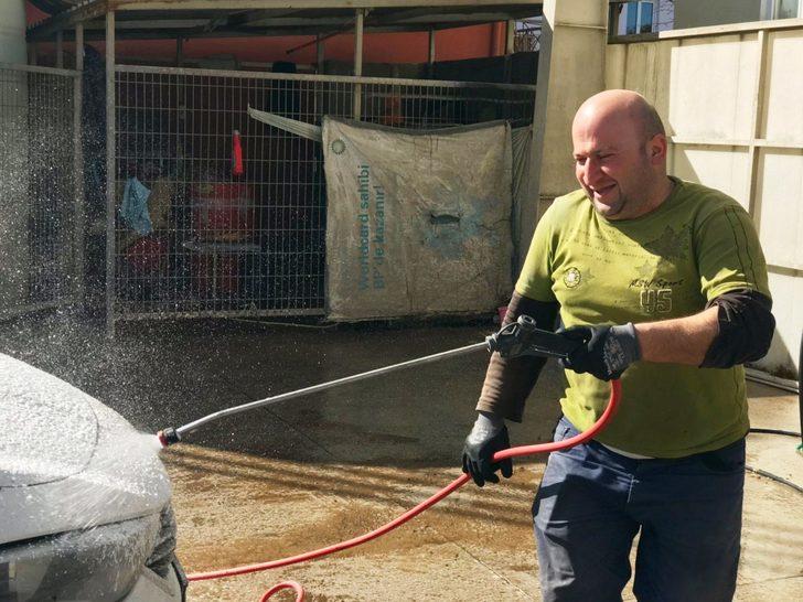 Gülüşünü görmek için oto yıkamacıya geliyorlar! G1
