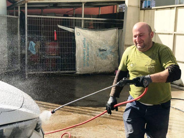 Gülüşünü görmek için oto yıkamacıya geliyorlar! G2