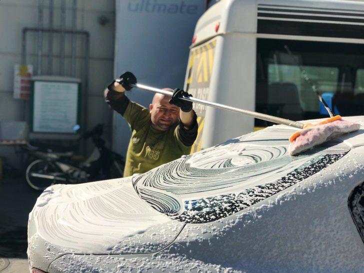 Gülüşünü görmek için oto yıkamacıya geliyorlar! G4