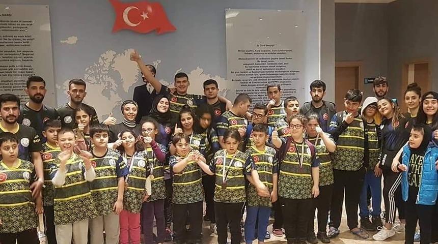 Malatyalı özel sporculardan yüzmede 20 madalya