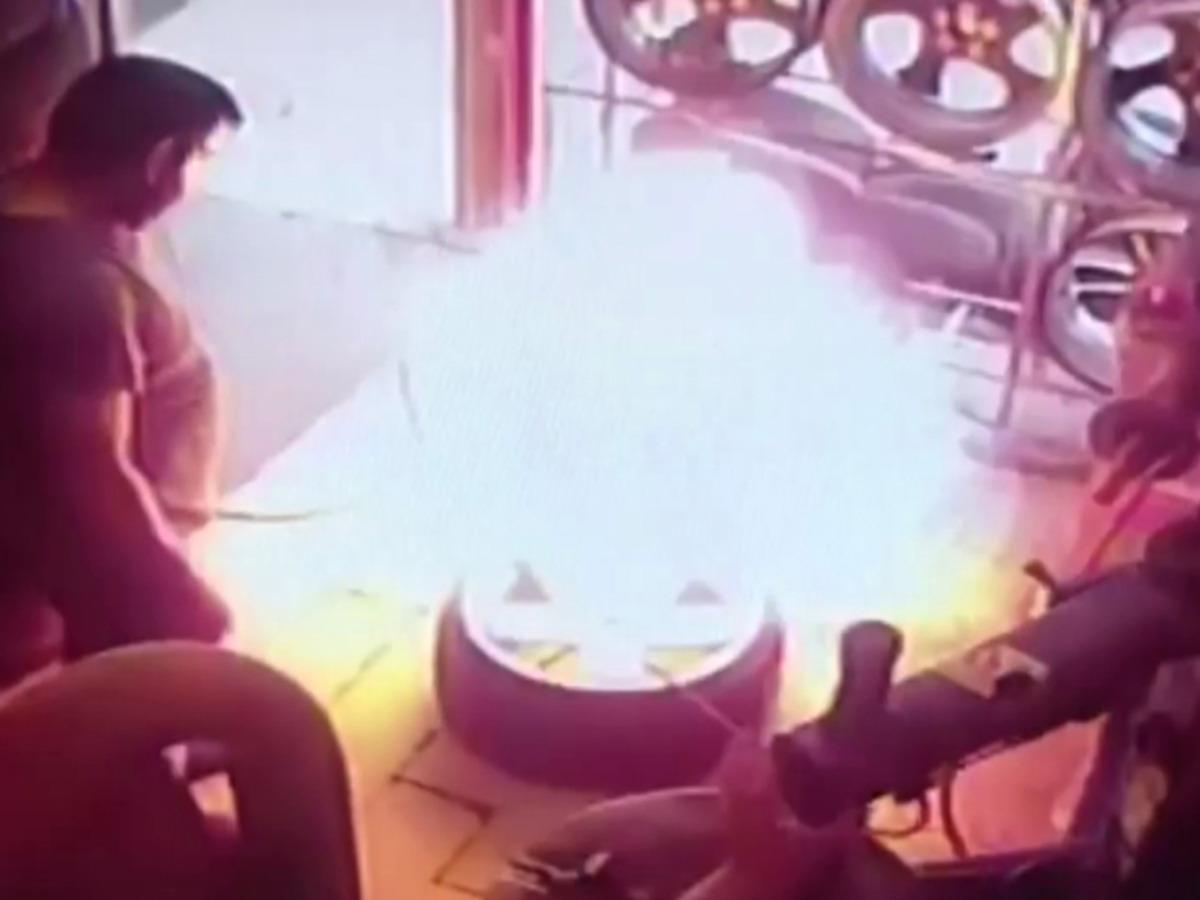 Oto tamircide korku dolu anlar! Her şey bir anda oldu