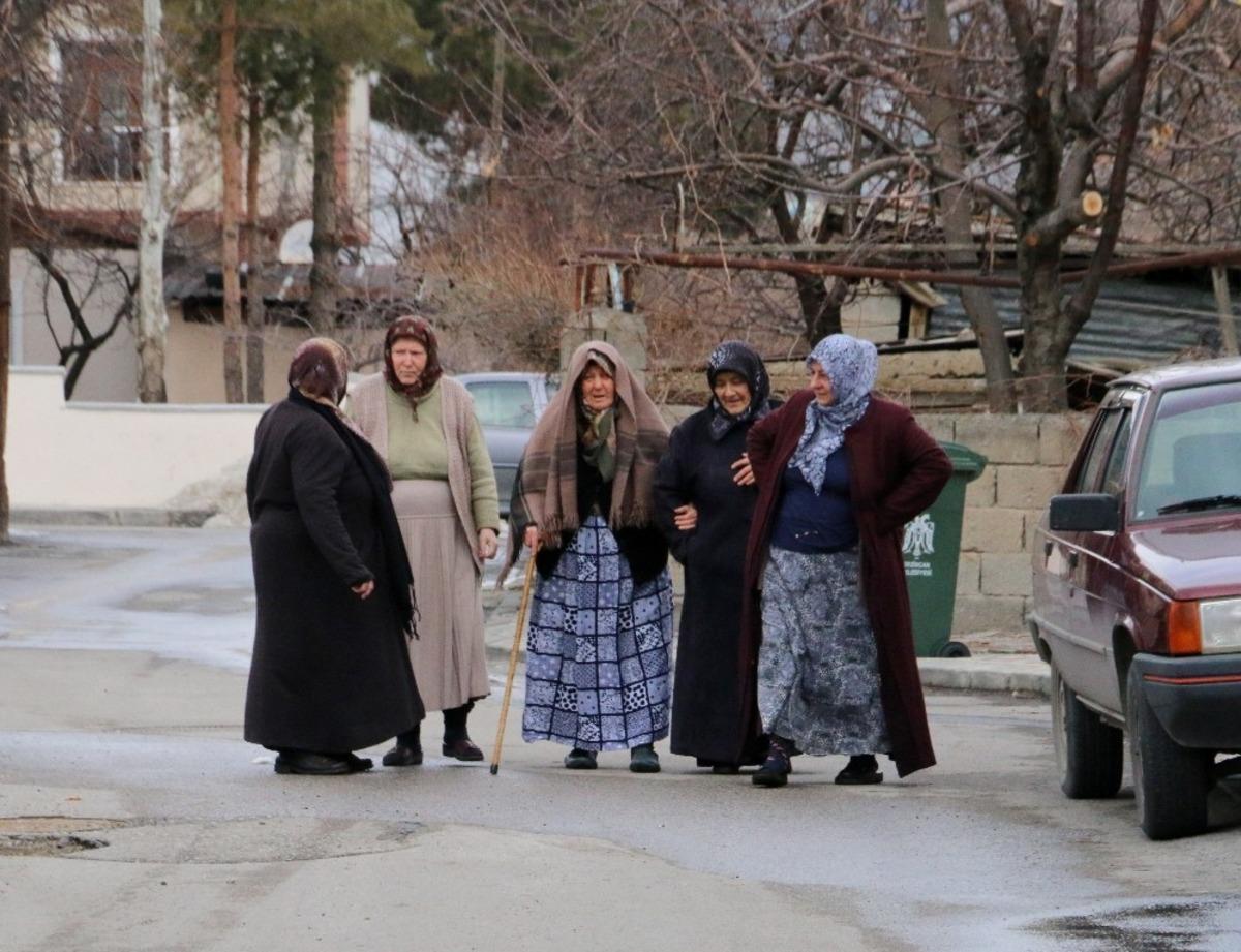 Kadınlar mahalleye bakkal yada market a&ccedil;ılmasını istedi