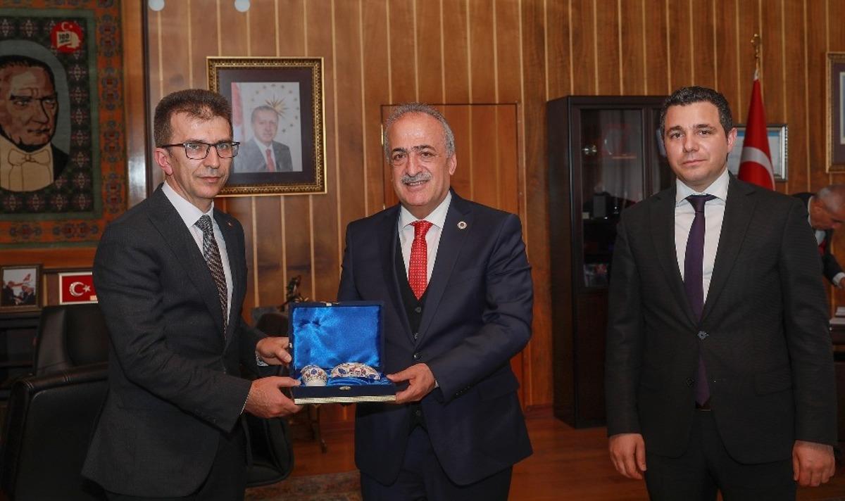 Olur İl&ccedil;esi Y&ouml;neticilerinden Rekt&ouml;r &Ccedil;omaklı&rsquo;ya ziyaret