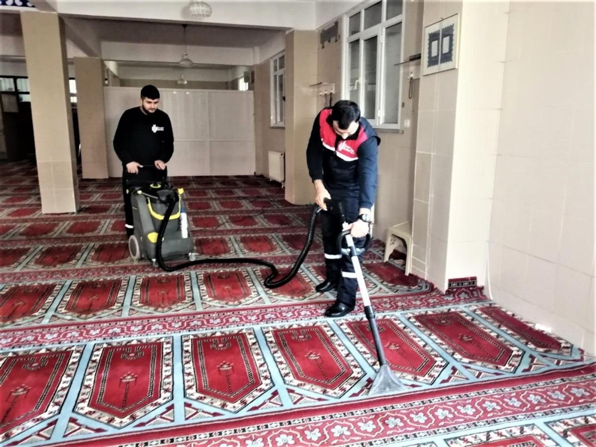 &Uuml;mraniye&rsquo;deki camilerde Kandil hazırlığı