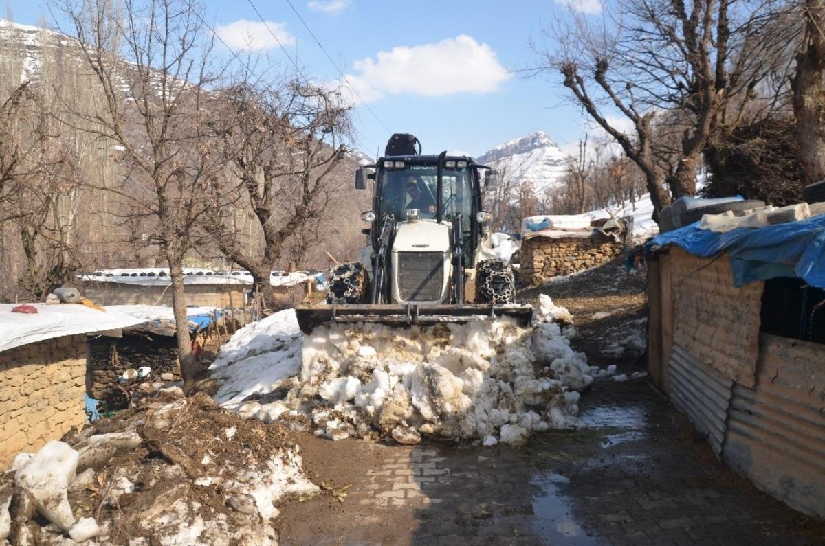 Beyt&uuml;şşebap&rsquo;ta kar temizleme &ccedil;alışmaları