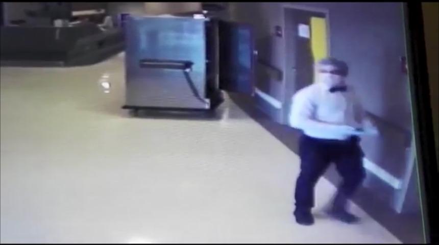 Yemek dağıtmak i&ccedil;in girdiği hasta odalarından hırsızlık yaptı