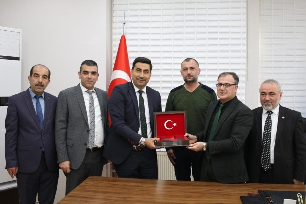 Hizmet-İş &Uuml;&ccedil; Farklı Belediyede TİS İmzaladı