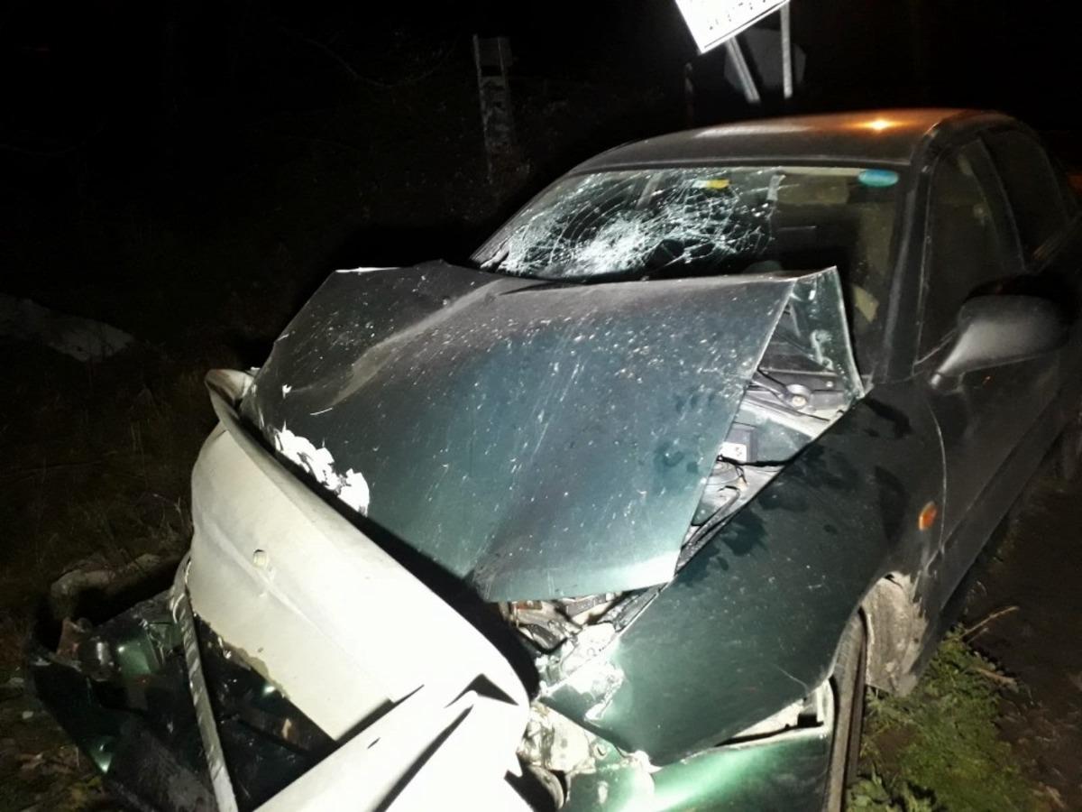 Kontrol&uuml;den &ccedil;ıkan otomobil bariyerlere &ccedil;arptı: 3 yaralı