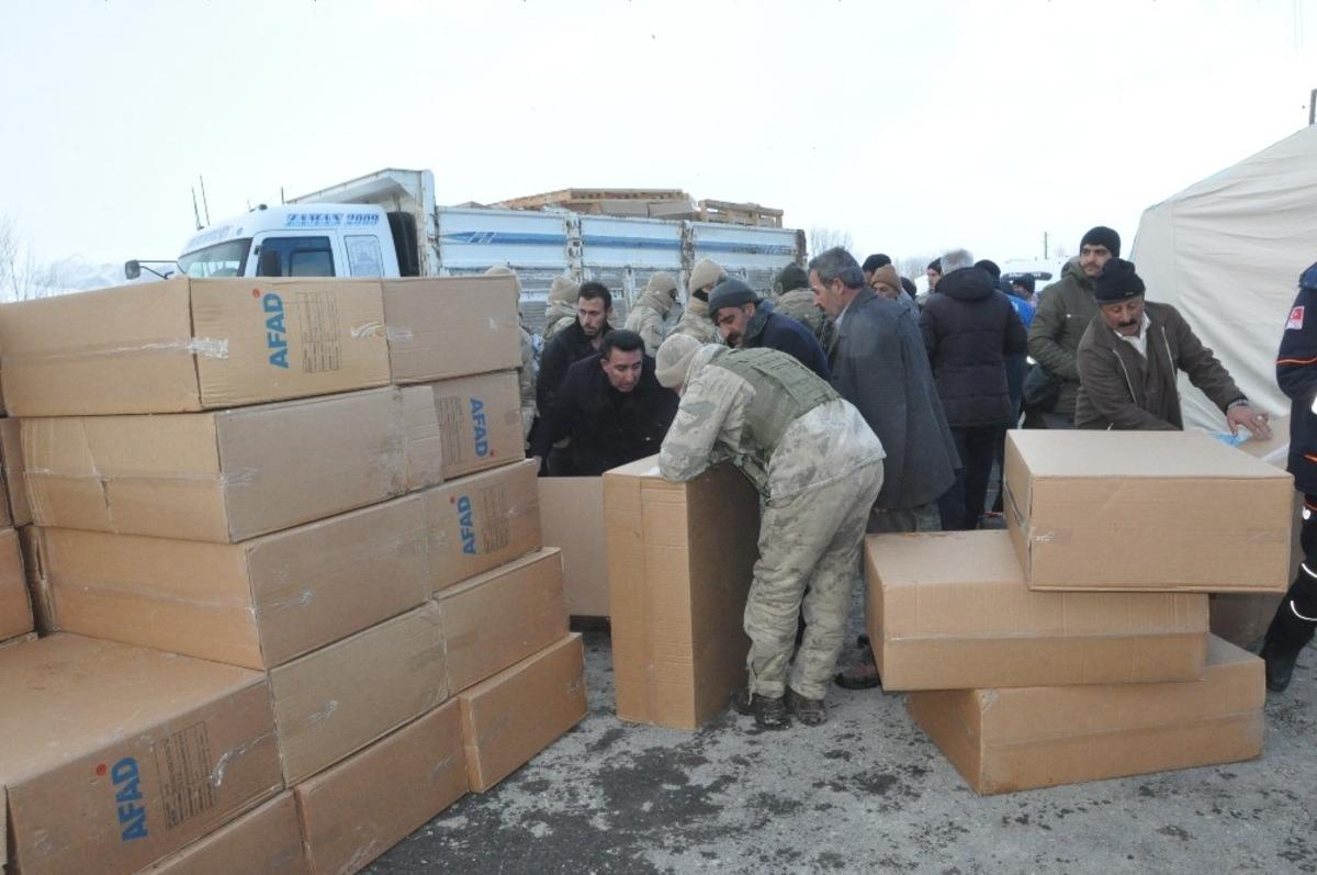 Y&uuml;ksekova&rsquo;dan Başkale&rsquo;deki depremzedelere yardım eli