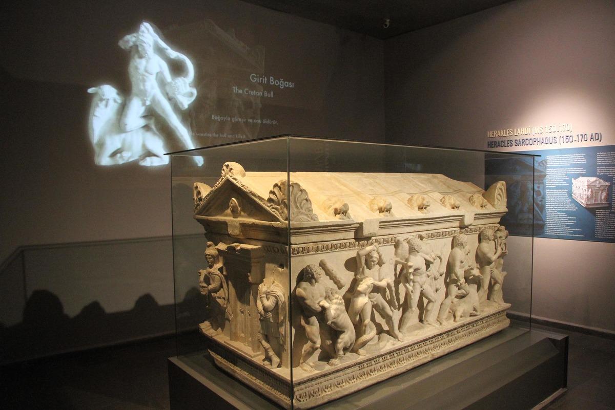 İnşaat kazısında bulunan Herakles lahdi, m&uuml;zede sergileniyor