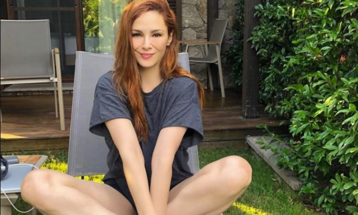 Mine Tugay&rsquo;dan dekolteli selfie