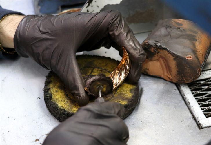 Çöpe karışan altın tozlarından yepyeni altın külçeleri üretiyorlar G1