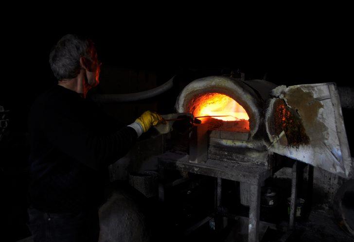 Çöpe karışan altın tozlarından yepyeni altın külçeleri üretiyorlar G5