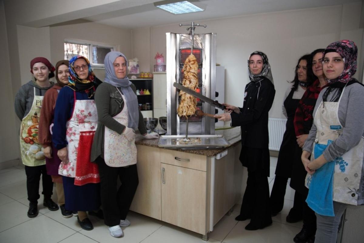 KO-MEK T&uuml;rk Mutfağı&rsquo;nda d&ouml;ner yapmayı &ouml;ğreniyorlar