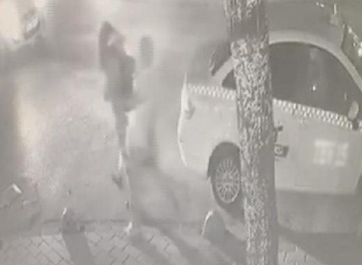 Fatih'te linç girişimi! Elinde sopa, yarı çıplak bir şekilde kadına saldırdı G2