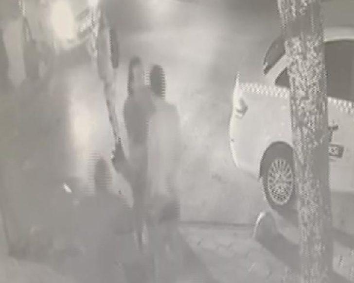 Fatih'te linç girişimi! Elinde sopa, yarı çıplak bir şekilde kadına saldırdı G3