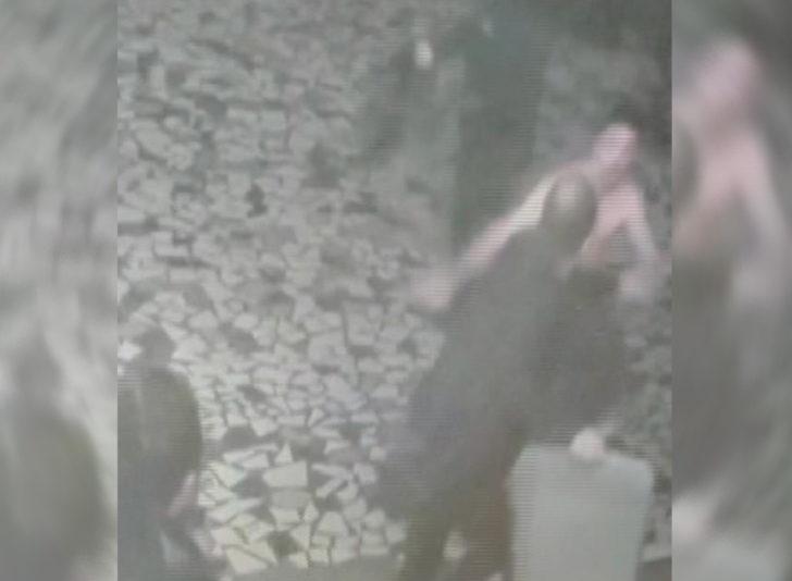 Fatih'te linç girişimi! Elinde sopa, yarı çıplak bir şekilde kadına saldırdı G4