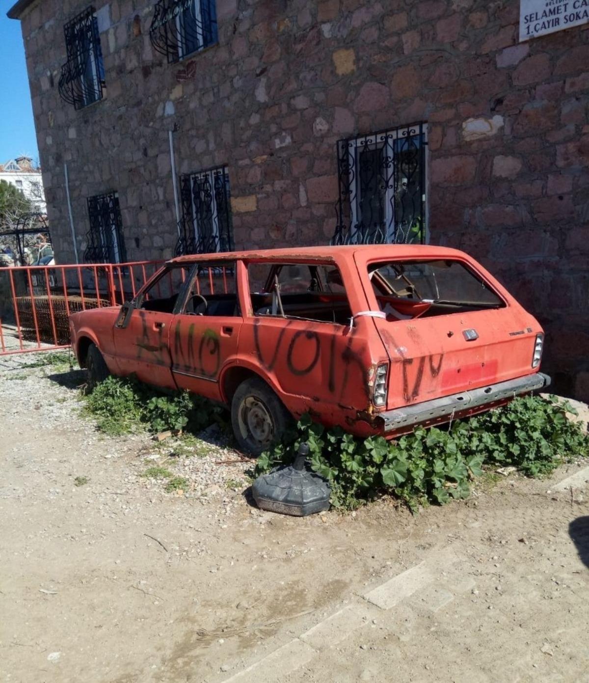 Ayvalık Belediyesi hurda ara&ccedil;ları ve izinsiz reklam tabelalarını kaldırdı