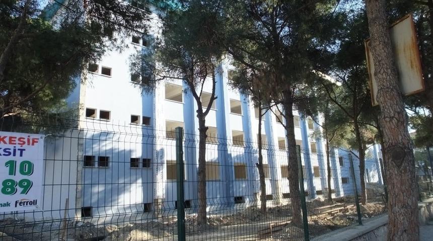 Burhaniye&rsquo;nin en b&uuml;y&uuml;k okulu &ouml;n&uuml;m&uuml;zdeki eğitim yılına hazır olacak