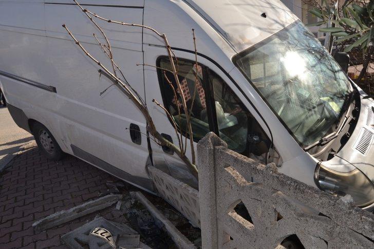 Kontrolden çıkan kamyonet evin bahçesine girerek durabildi, 1 yaralı G1