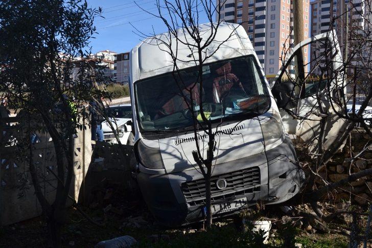 Kontrolden çıkan kamyonet evin bahçesine girerek durabildi, 1 yaralı G3