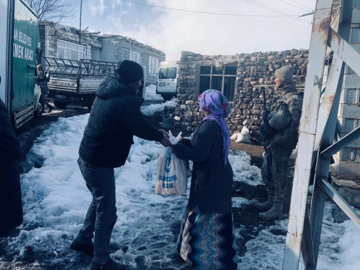 &Ccedil;aldıran Belediyesinin yardımları Başkale&rsquo;deki depremzedelere ulaştırıldı
