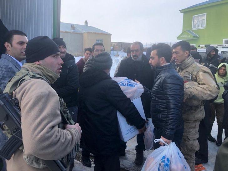 Çaldıran Belediyesinin yardımları Başkale’deki depremzedelere ulaştırıldı G3