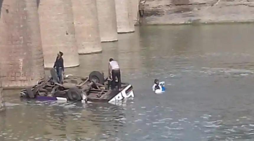 D&uuml;ğ&uuml;nden d&ouml;nen otob&uuml;s nehre d&uuml;şt&uuml;: 25 kişi &ouml;ld&uuml;