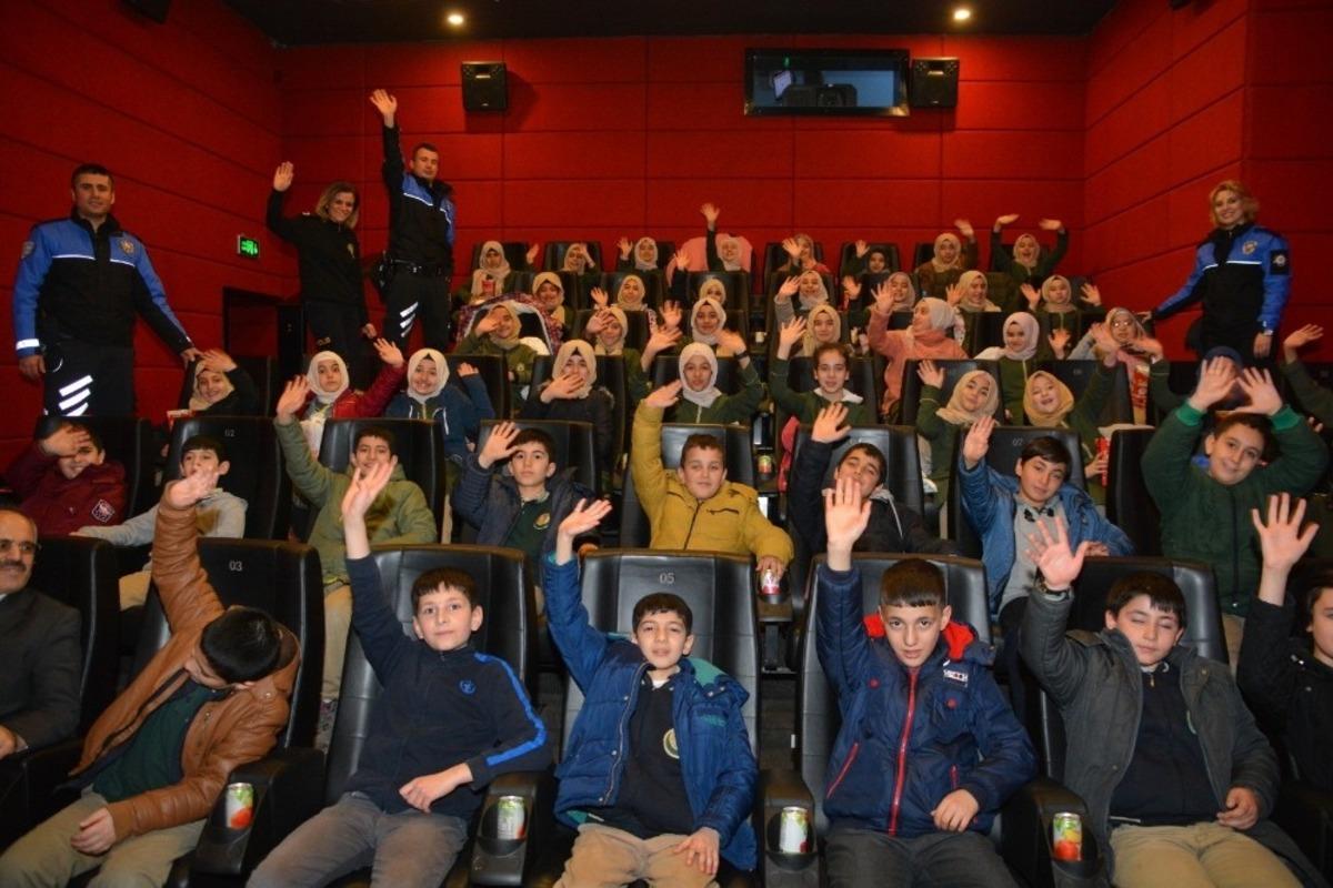 Elazığ polisi, depremzede &ccedil;ocukları sinemaya g&ouml;t&uuml;rd&uuml;