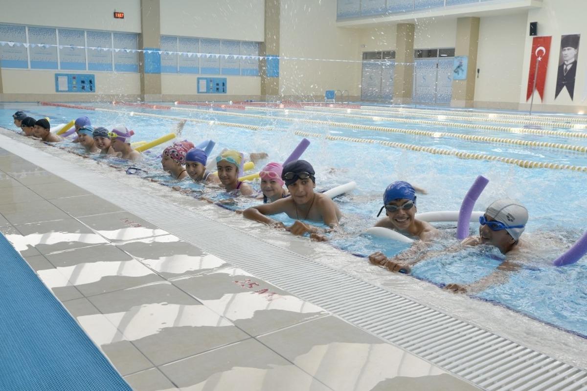 Su Sporları Merkezinde y&uuml;zme &ouml;ğrenen &ccedil;ocuk sayısı bin 200&rsquo;e ulaştı