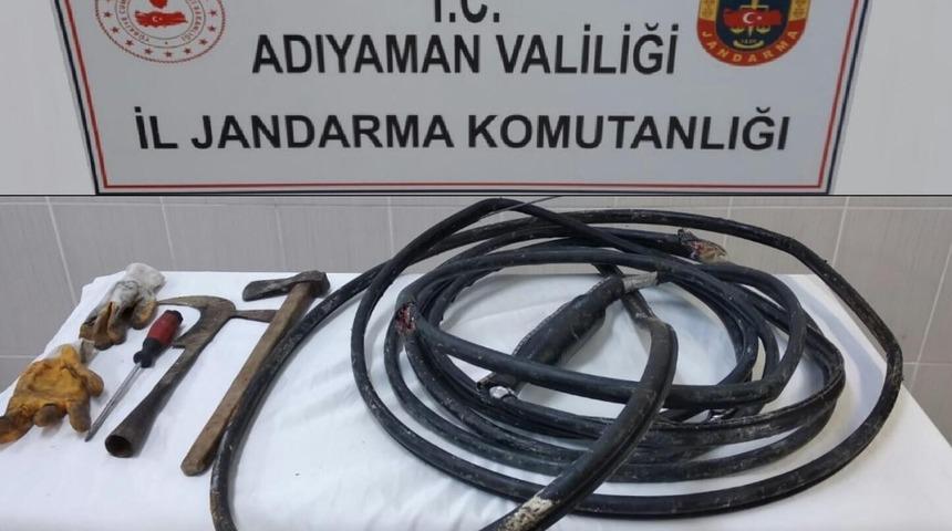 Besni&rsquo;de su&ccedil;&uuml;st&uuml; yakalanan kablo hırsızları tutuklandı