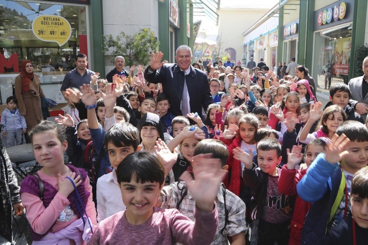 Dalamalı &ccedil;ocukların y&uuml;z&uuml; Başkan Atay ile g&uuml;ld&uuml;