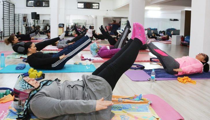 Toroslar’da kadınlar, eğitmenler eşliğinde spor yapıyor G1