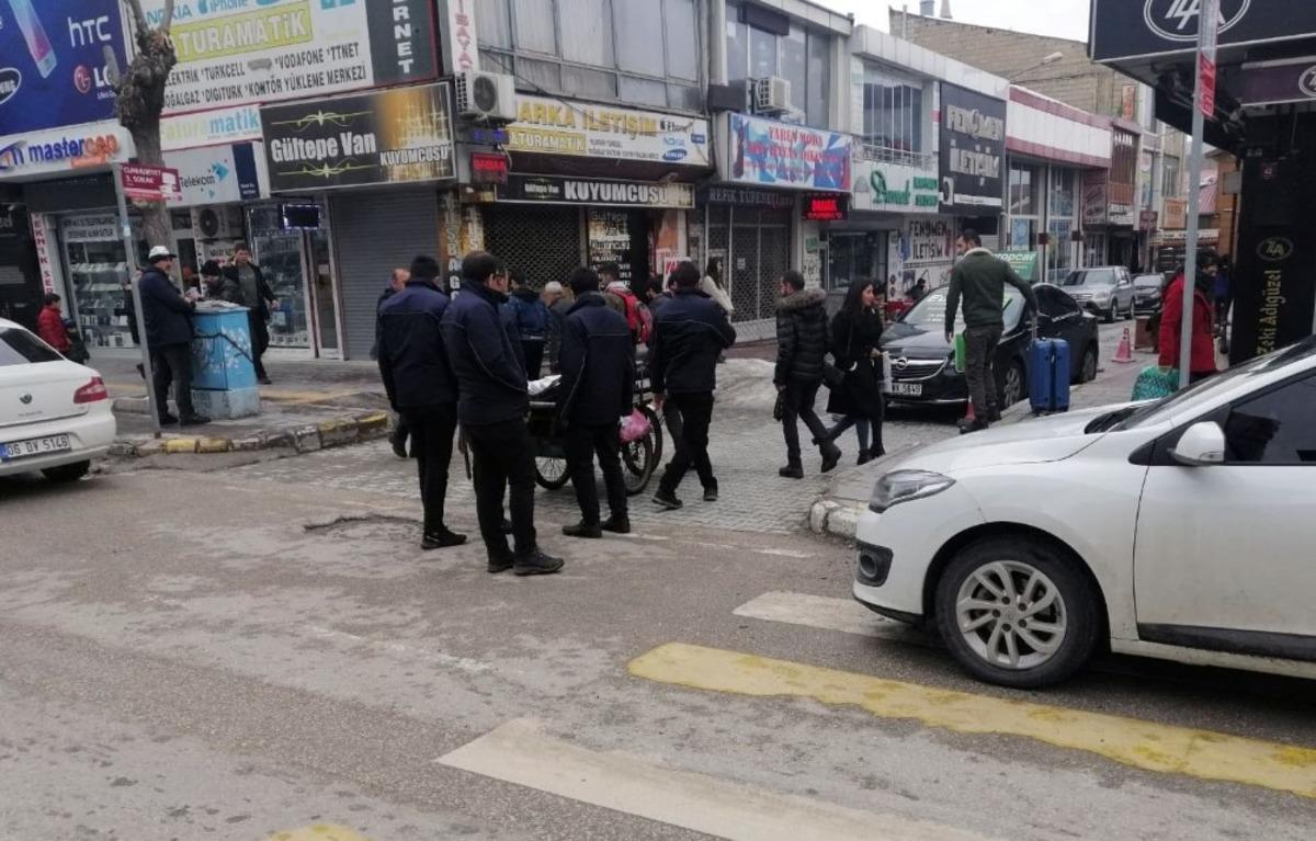 Van b&uuml;y&uuml;kşehir zabıtası &lsquo;maske&rsquo; fırsat&ccedil;ılarına g&ouml;z a&ccedil;tırmıyor