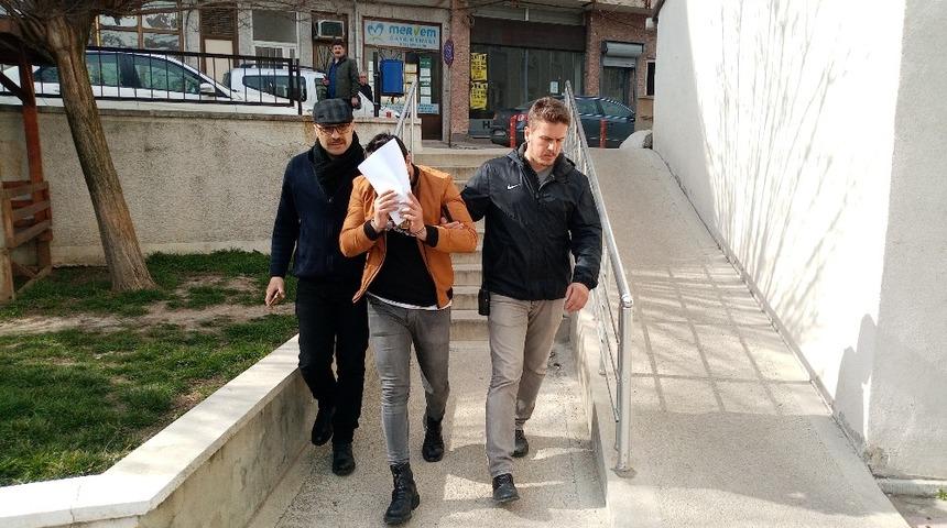 Otomobilden 6 ka&ccedil;ak g&ouml;&ccedil;men &ccedil;ıktı