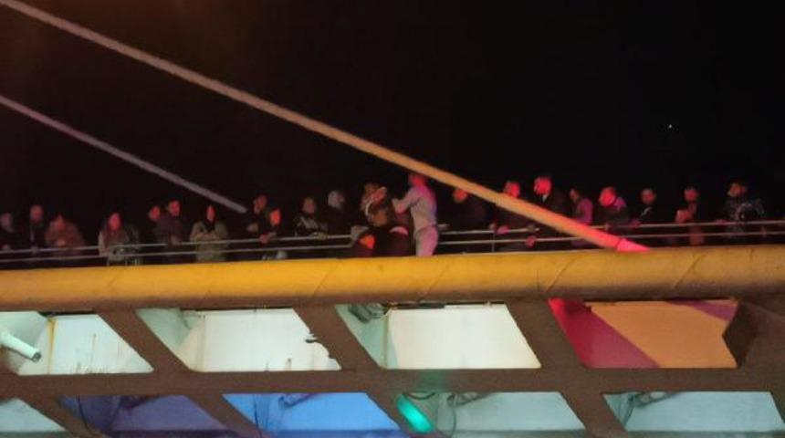 Sevgilisinden ayrıldı, üst geçitte intihara kalkıştı