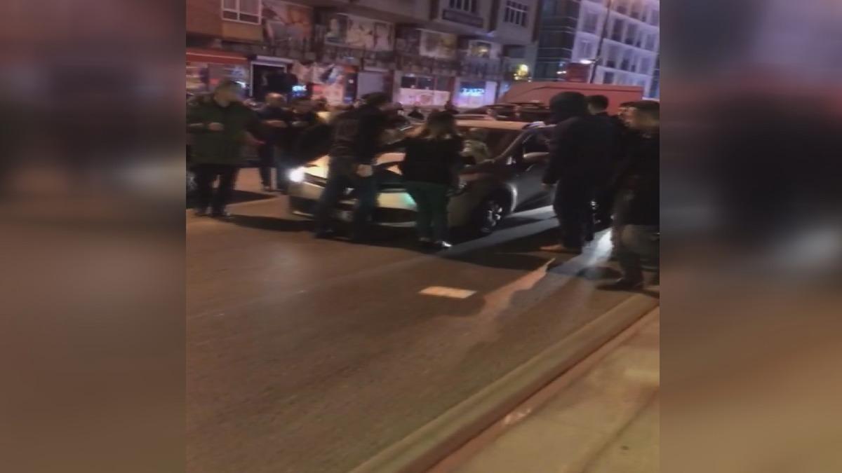 Kavga ettiği kişinin yanağını ısırdı, bebekli kadının &uuml;zerine aracını s&uuml;rd&uuml;