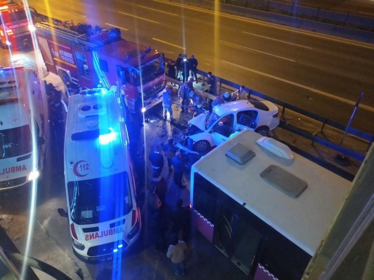 İstanbul'da feci kaza! Aşırı hız ortalığı savaş alanına &ccedil;evirdi