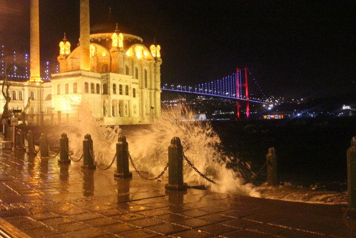 İstanbul'da beklenen lodos gece saatlerinde etkisini gösterdi G2