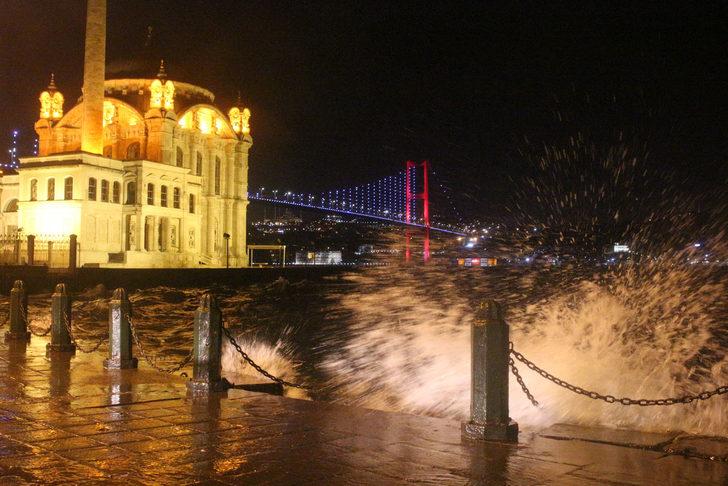 İstanbul'da beklenen lodos gece saatlerinde etkisini gösterdi G3