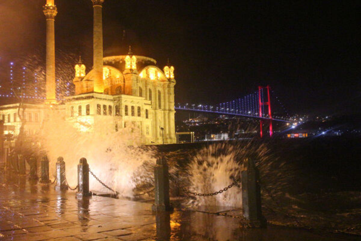 İstanbul'da beklenen lodos gece saatlerinde etkisini g&ouml;sterdi