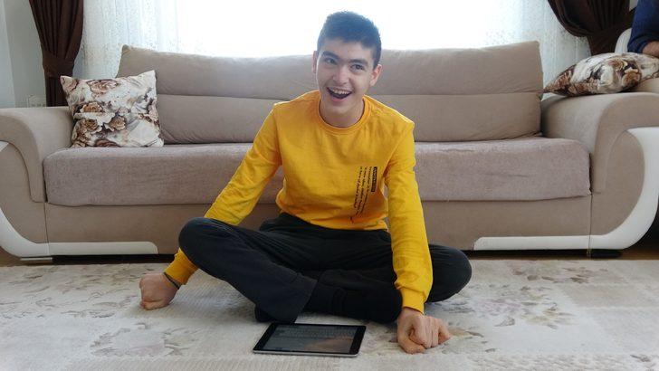 Ali, tek parmağını kullanarak kitap yazdı G1