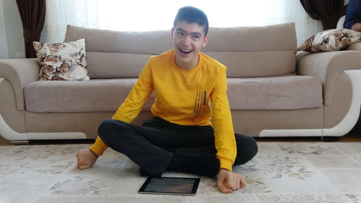 Ali, tek parmağını kullanarak kitap yazdı