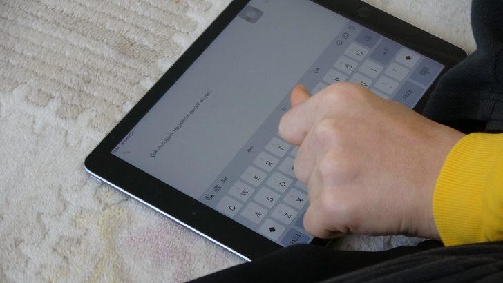 Ali, tek parmağını kullanarak kitap yazdı G3