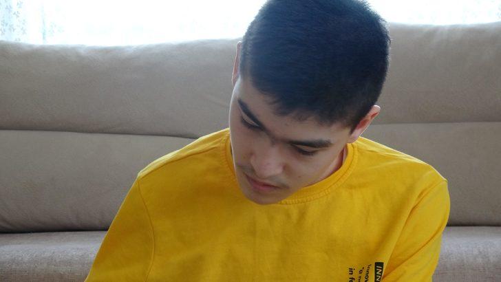 Ali, tek parmağını kullanarak kitap yazdı G4