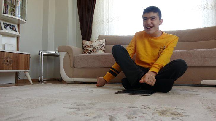 Ali, tek parmağını kullanarak kitap yazdı G5