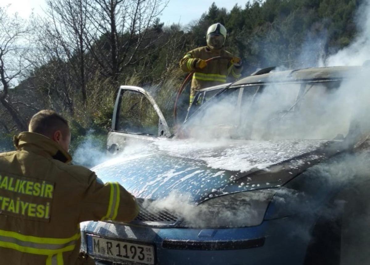Balıkesir&rsquo;de yabancı plakalı ara&ccedil; yandı
