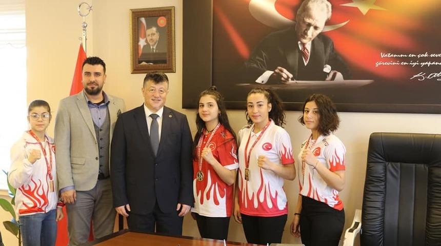 Başarılı sporculardan Fillik&ccedil;ioğlu&rsquo;na ziyaret