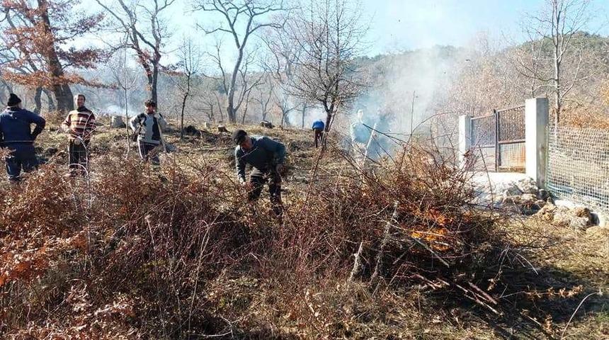 K&ouml;yl&uuml;ler g&ouml;n&uuml;ll&uuml; olarak mezarlık temizliyor